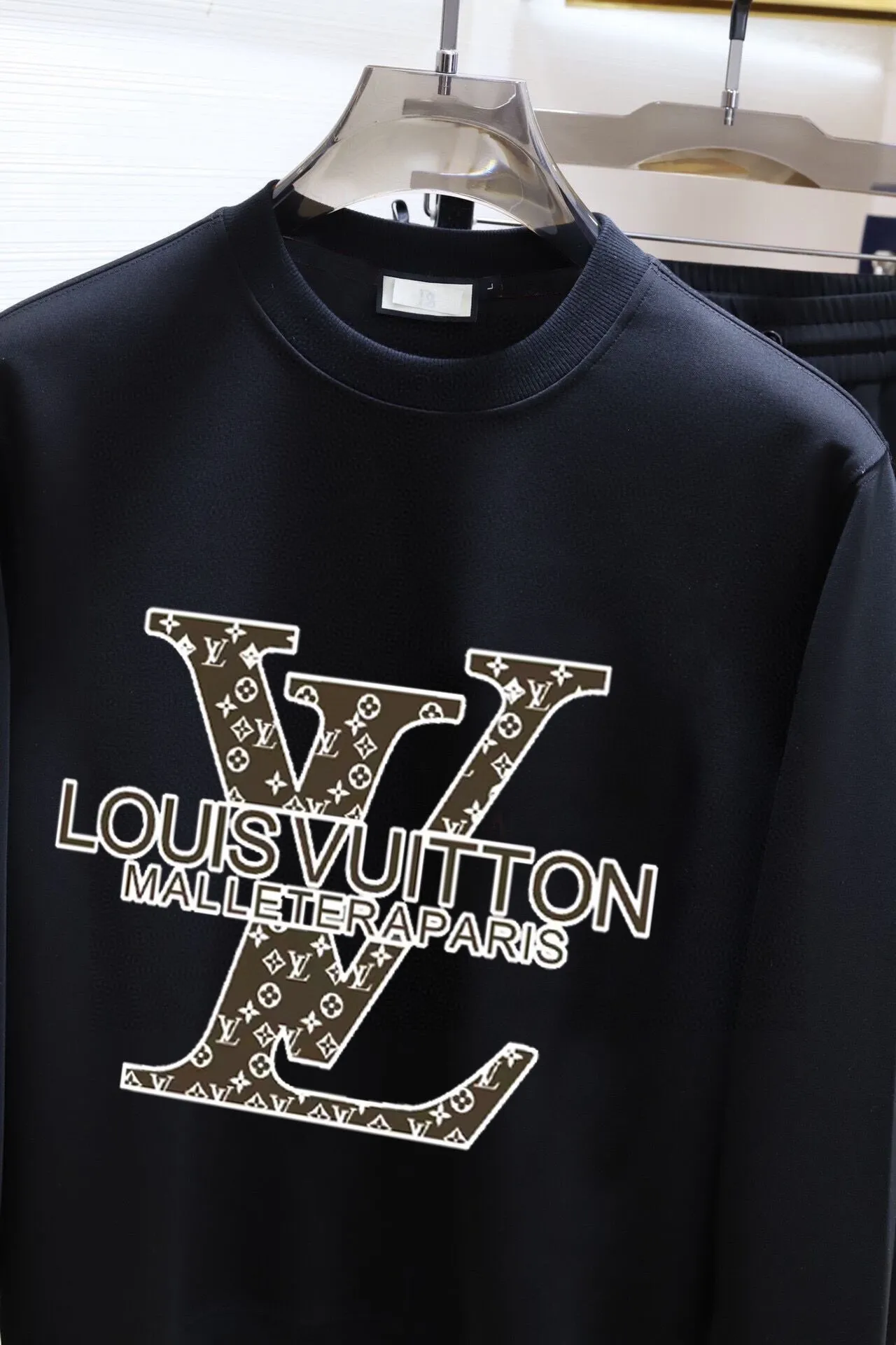 🅿️380 direct batch [LV Louis Vuitton] (Fat Man Gospel) hot-selling suit is coming. Focus on the original version of the official website. 2025 new hot-selling sweatshirt suit. The original order is the best. 🇭🇰The meticulous work of top designers. Just for a fitting and perfect upper body effect. 100% natural high-quality Roman cotton, close-fitting comfort, noble and elegant! Original hardware embodies elegance and nobility! Counter size: M-5XL (maximum wear up to 220 pounds)